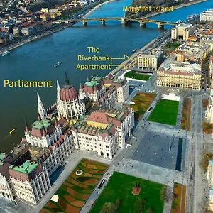 Riverbank At Parliament , Budapest Hungría